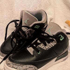 Nike Kids Black and Gray Sneakers with Mint Accents